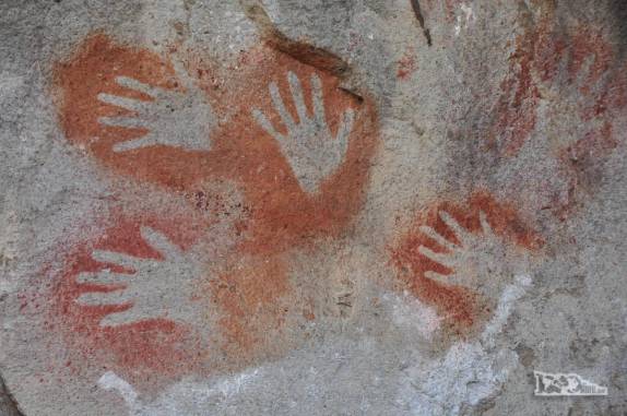 Algumas das mais de 800 mãos pintadas na Cueva de Las Manos, no sul da patagônia, na Argentina